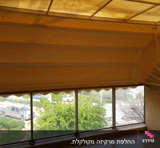 סוכך בד צהוב עם זרועות מתכת לבנות